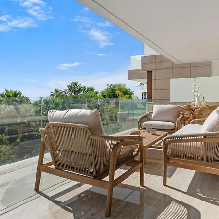Sapphire Apartment *